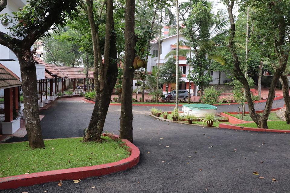 https://cache.careers360.mobi/media/colleges/social-media/media-gallery/29041/2020/6/22/Campus view of Bhavans College of Arts and Commerce Kochi_Campus-view.jpg